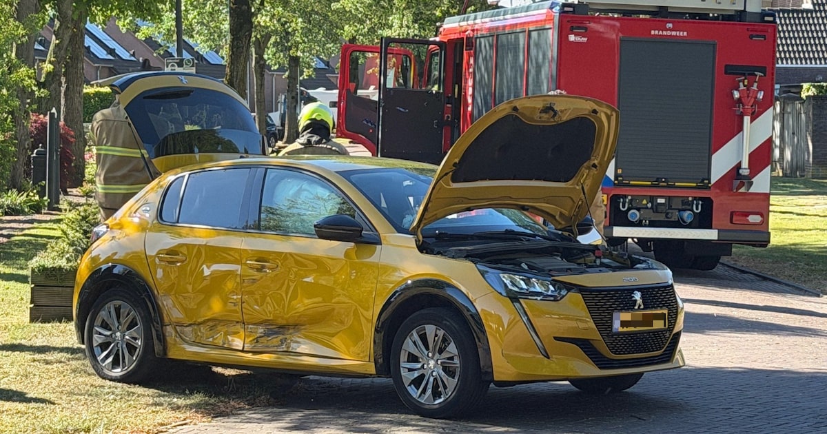 Botsing tussen auto en werkbus in Odiliapeel, brandweer rukt uit