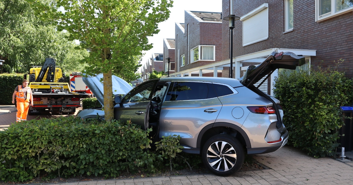 Auto rijdt plots naar voren tijdens parkeren in Waspik: balk van carport boort zich in de voorruit |
