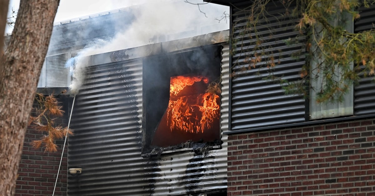 Grote brand in clubhuis van roeivereniging Vidar in Hilvarenbeek onder controle: drie meter dak verw