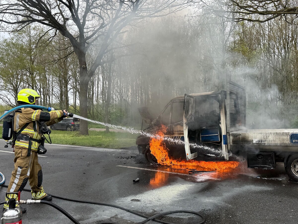 Dieseltank van busje scheurt na tanken verkeerde brandstof: asfalt van ...