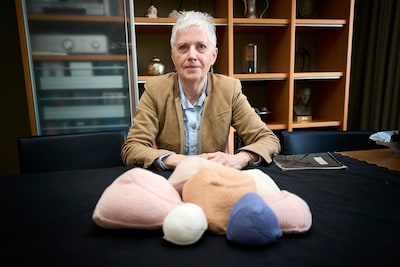 Borstprotheses van Eindhovense bodem, gebreid door vrouwen voor vrouwen