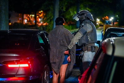 Zwaarbewapend politieteam blaast voordeur op van woning in Eindhoven en arresteert man