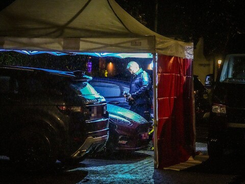 De Forensische Opsporing doet onderzoek naar het voertuig.