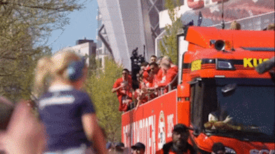 LIVE PSV | Daar zijn ze! Het Stadhuisplein ontploft: PSV-spelers betreden het podium en tonen de sch