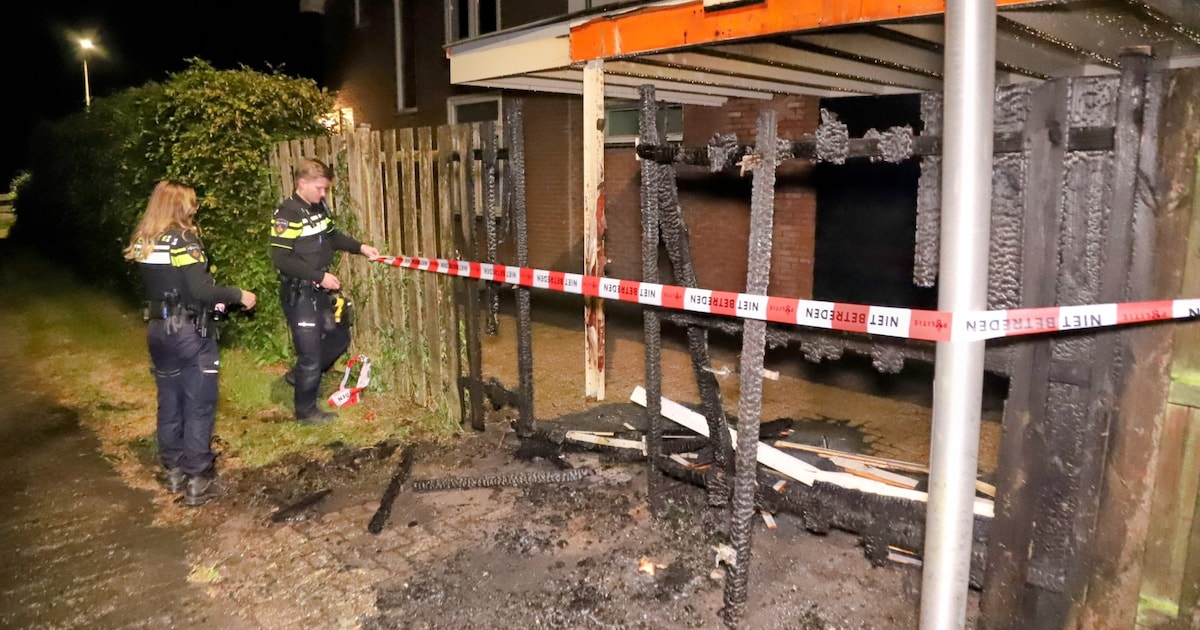 Schutting verwoest door brand op Prins Willem-Alexanderstraat in Buurmalsen | West Betuwe