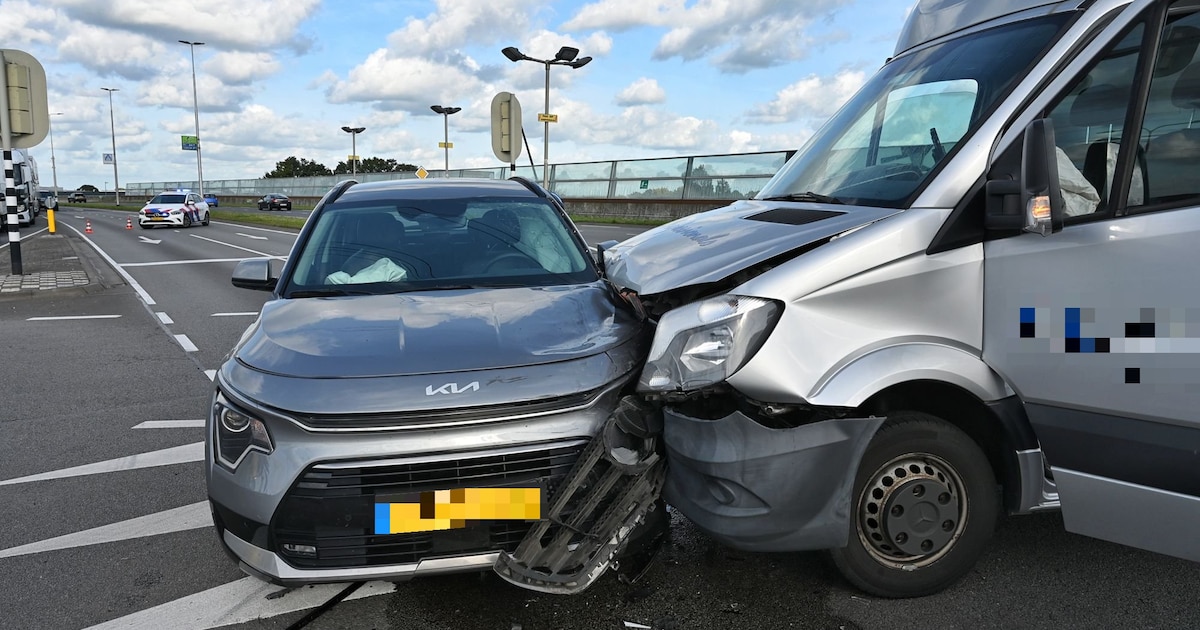 Flinke schade bij botsing tussen bakwagen en auto op kruising van N261 in Berkel-Enschot