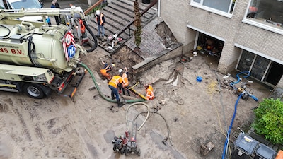‘De boeken dreven door mijn keuken’: breuk in waterleiding richt ravage in Bossche straat aan