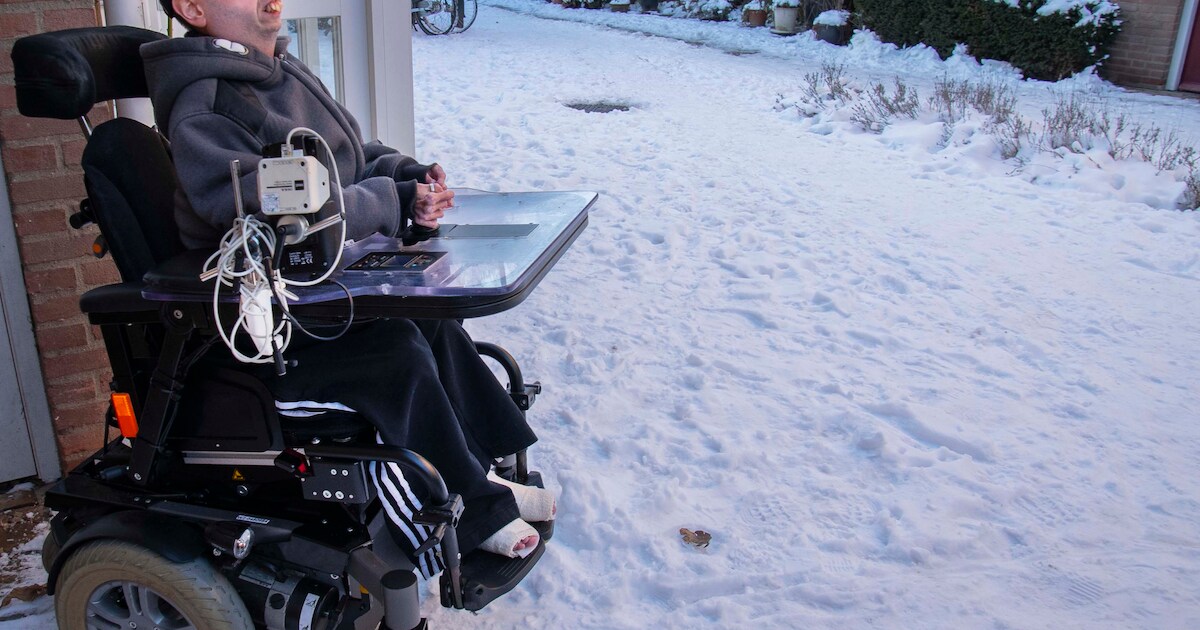 Man in rolstoel kan al dagen niet naar buiten, nu hofje met ...