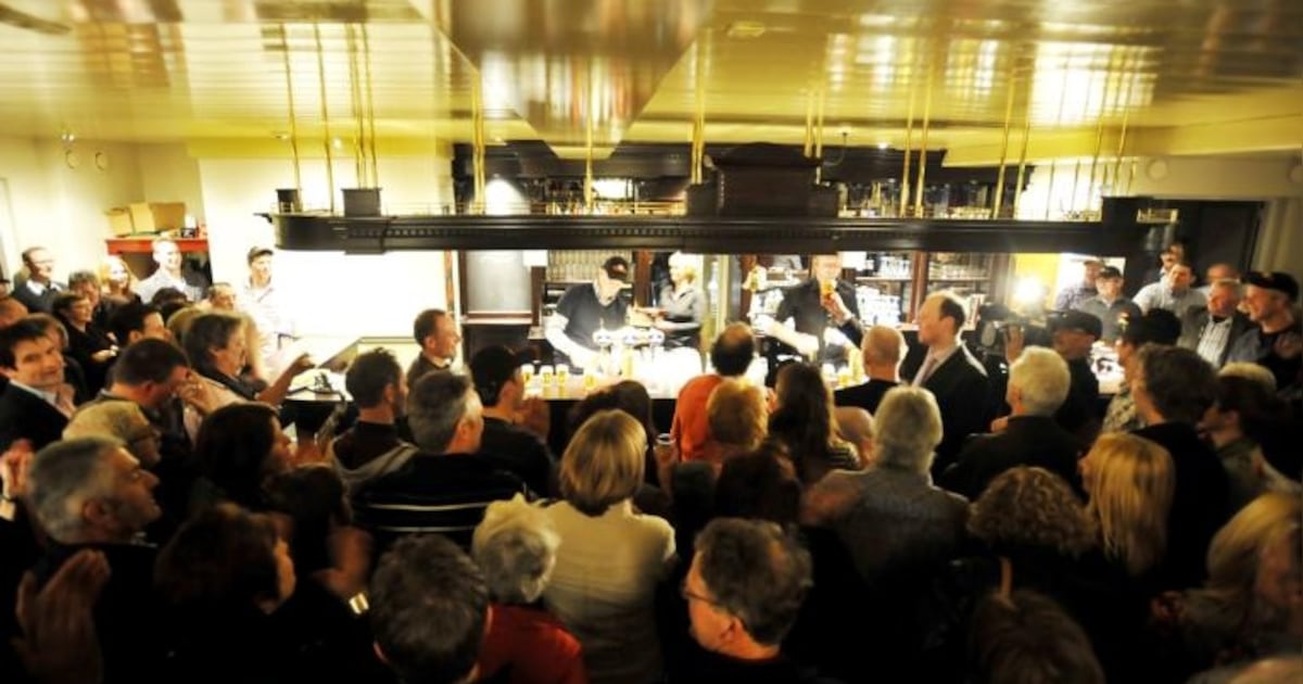 Café Schuttershof krijgt klokje uit Sint-Petruskerk