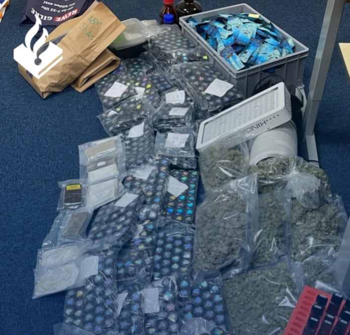Grote hoeveelheid verboden drugs en vapes aangetroffen in woning in ...