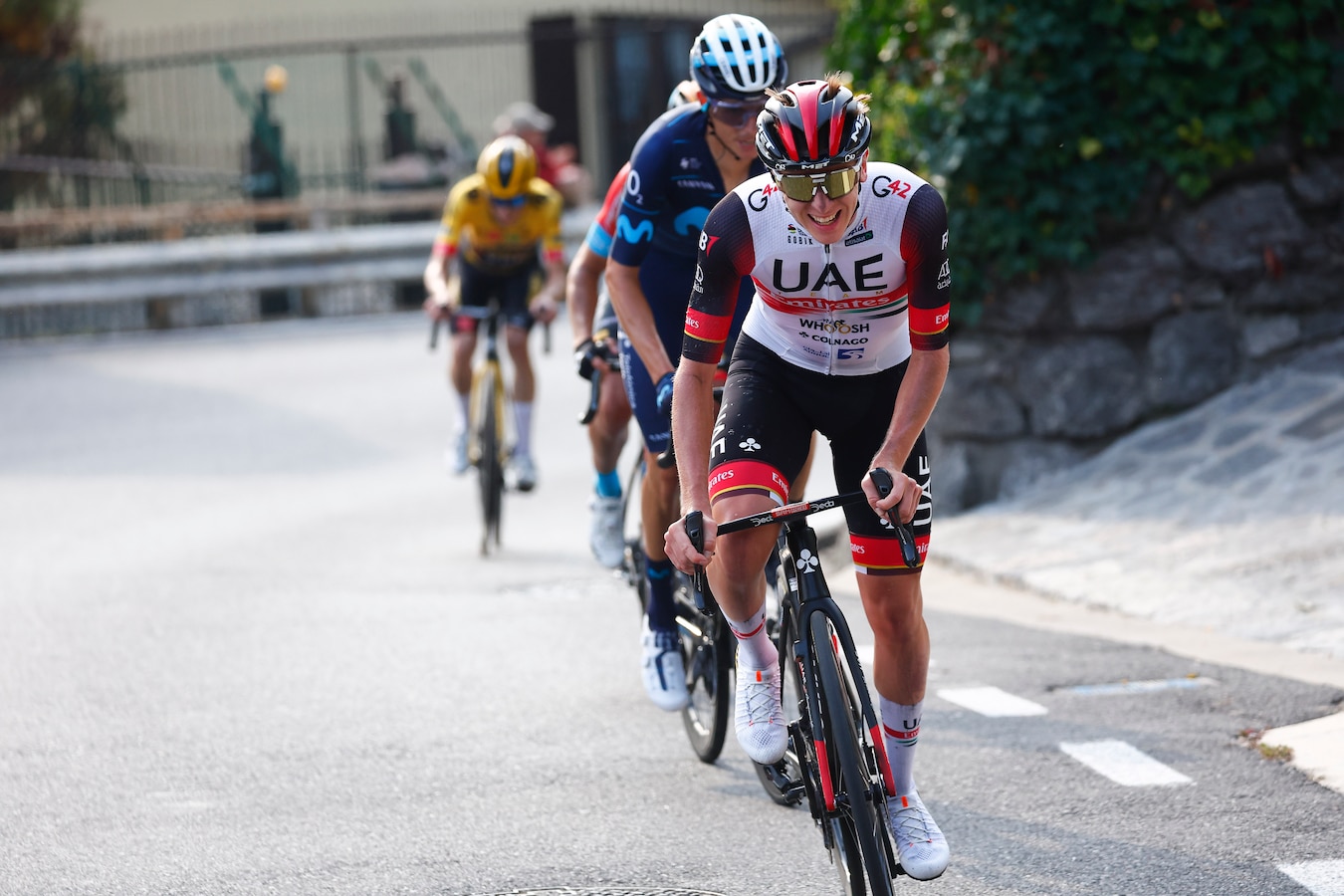 tadej-pogacar-sprint-sneller-dan-enric-mas-en-volgt-zichzelf-op-als