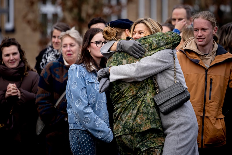 koningin-maxima-valt-prinses-amalia-in-de-armen