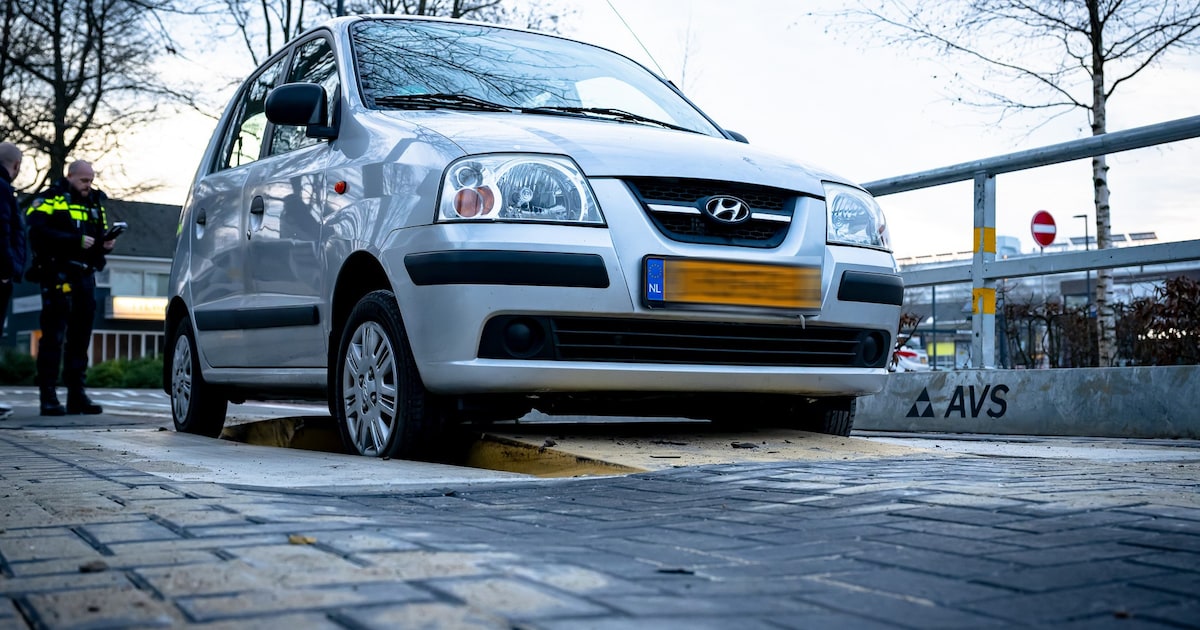 Automobilist rijdt zich klem in bussluis in Tilburg, auto beschadigd