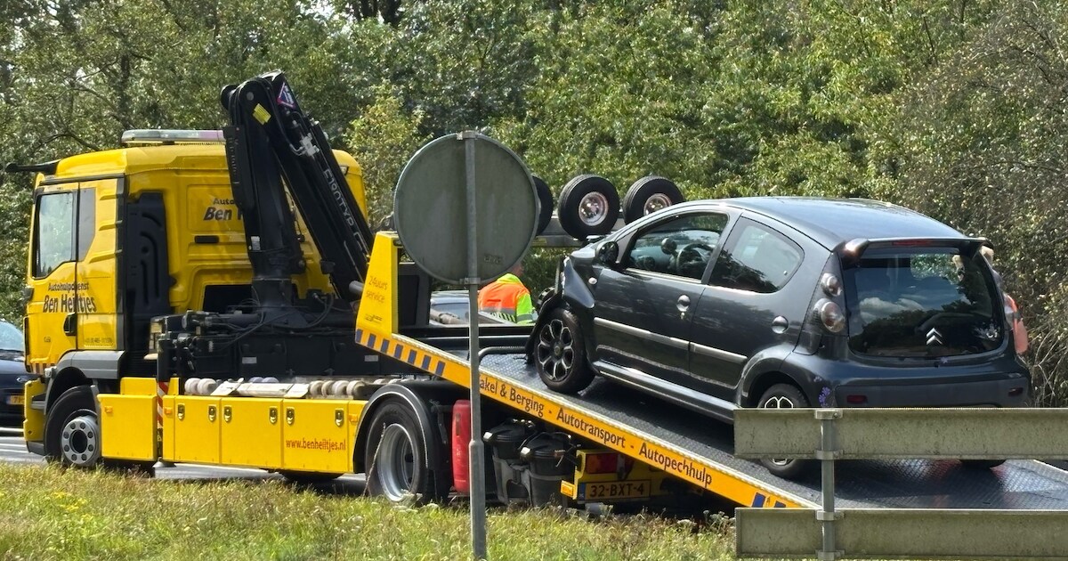 Automobilist gewond bij frontale botsing met werkbus in Schaijk.