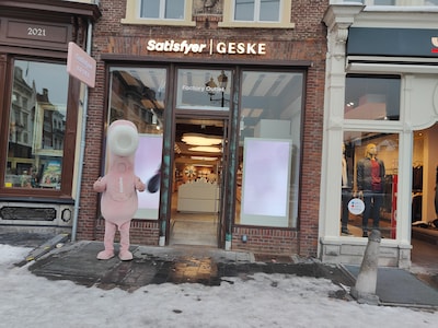 Levensgrote Satisfyer op de Markt gaat viraal op sociale media, maar wie zit erin?