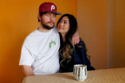 Lukas (33) uit Tilburg ligt 22 uur per dag in het donker door long covid: ‘Als iemand een kaartje st