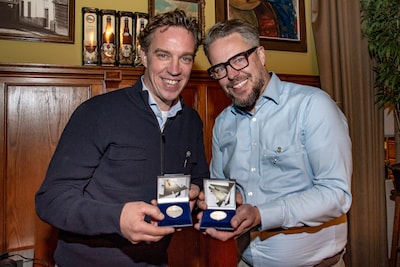 Zilveren legpenning voor de broers Van Abeelen: ‘Indrukwekkende inzet voor Vrijthof-Vrijthof Challenge’