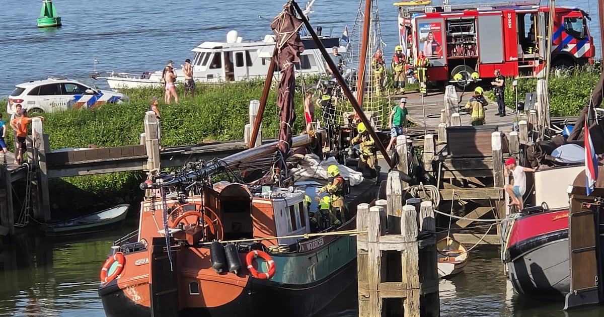 Brand breekt uit op schip in Woudrichem, brandweer rukt uit
