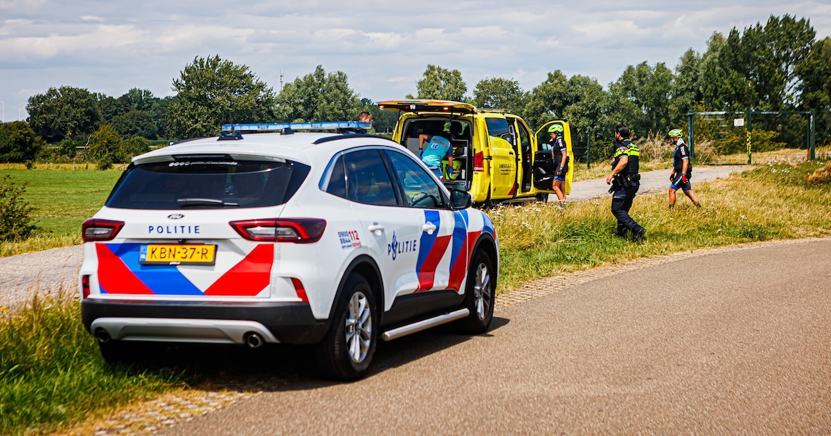 Meerdere wielrenners gewond na botsing met scooter in Den Bosch, traumahelikopter landt in grasveld