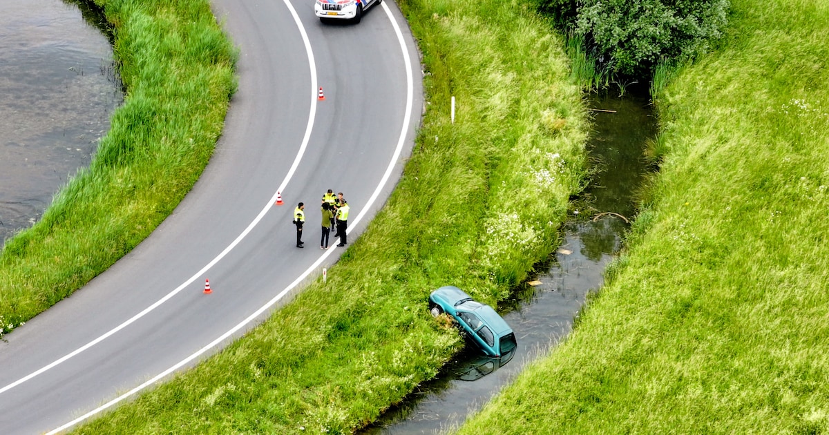 Afslag Geldermalsen op A15 afgesloten vanwege auto te water