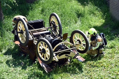 Oldtimer uit 1902 raakt van de dijk in Alem en komt ondersteboven terecht