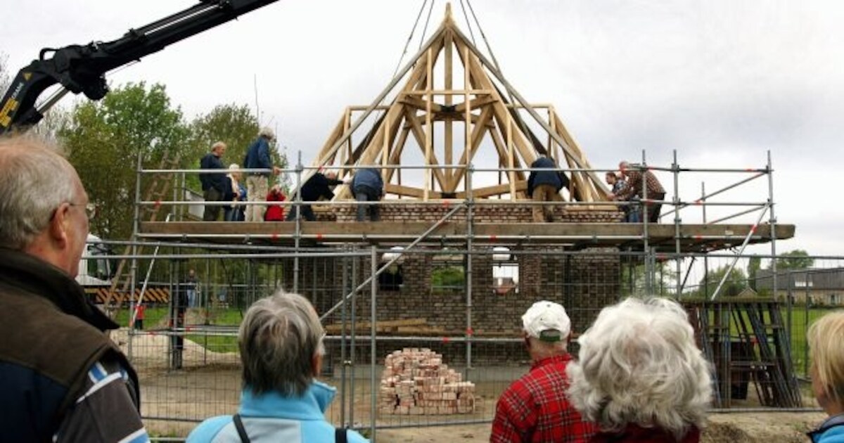 Dak op nieuwe kapel in Lennisheuvel