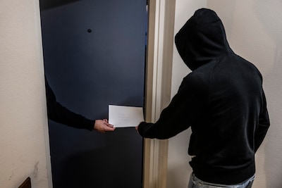 Hoogbejaarde vrouw voor 2000 euro opgelicht door nepagenten in Eindhoven: man pint met de gestolen b