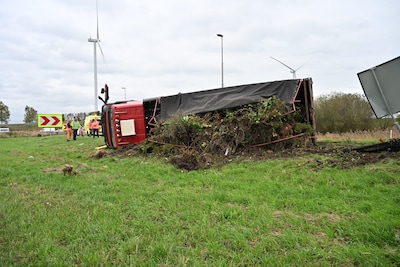 Vrachtwagen kantelt in bocht bij knooppunt Zonzeel