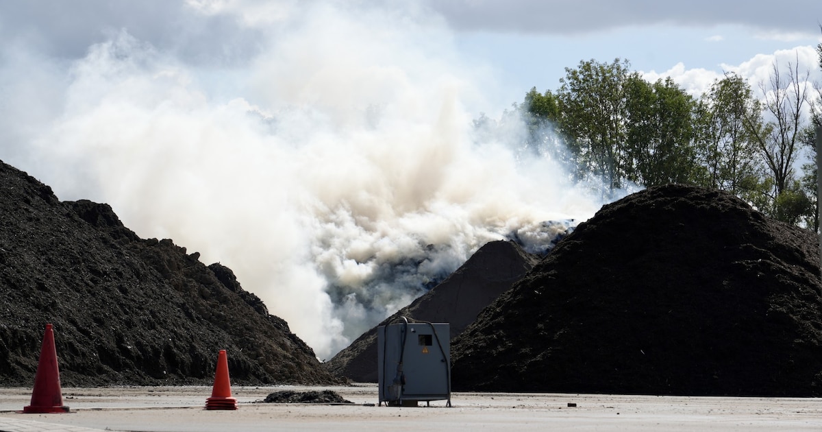 Brand in grote composthoop in Oosterhout zorgt voor veel rook richting A59