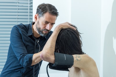 Komt een bijna blinde Pool bij de dokter