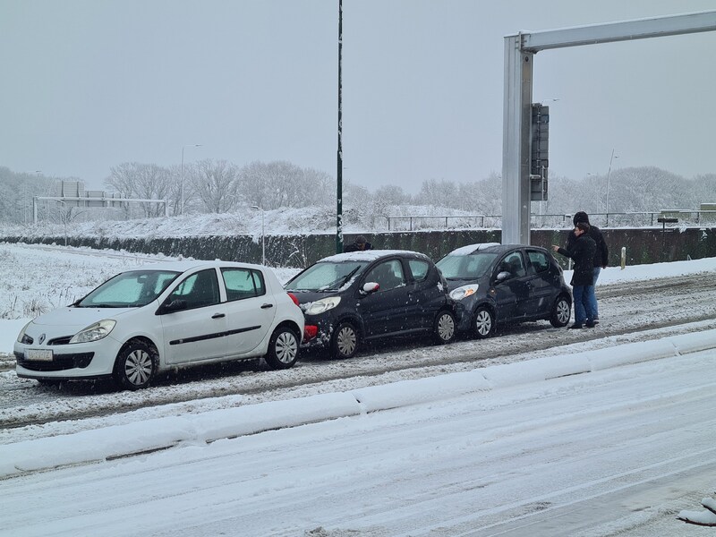 Een kettingbotsing vlakbij het Efteling Hotel in Kaatsheuvel. 