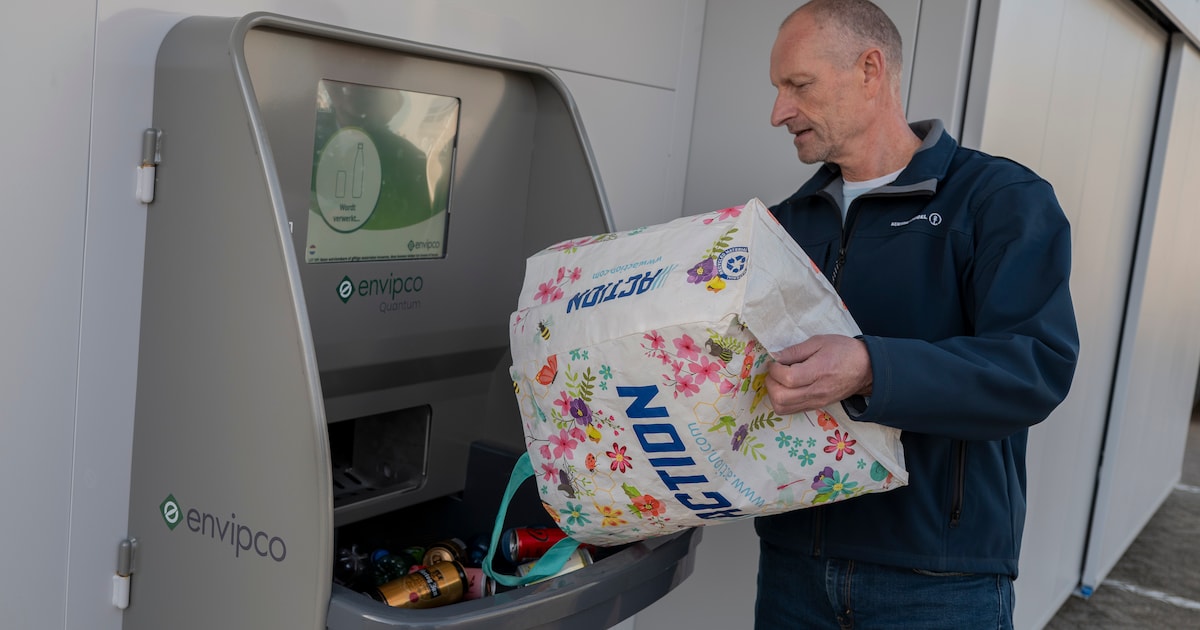 Deze Tilburgse statiegeldmachine slokt een hele tas vol blikjes en PET ...