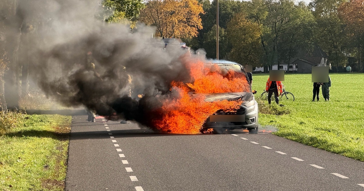 Auto gaat in vlammen op in Zeeland