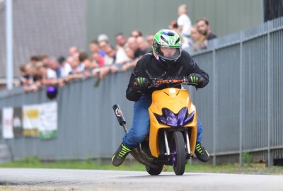 Supersnelle scooterracers strijden tegen elkaar in Sprundel