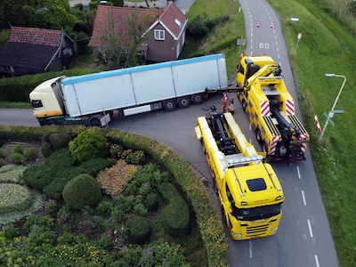 Vrachtwagen met 29.000 kilo houtsnippers raakt van de weg op smalle dijk, chauffeur voorkomt val teg