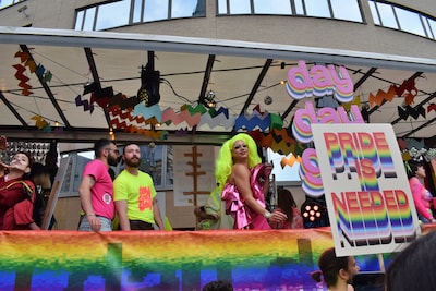 Parade, Dragbrunch en hoge hakken race over Stratumseind: Zo viert Eindhoven de Pride week
