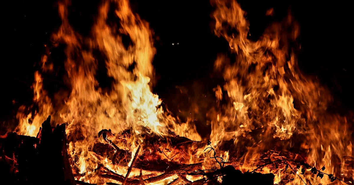 Opnieuw brand in Sprang-Capelle: stapel boomstammen in lichterlaaie