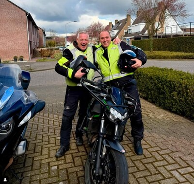 Frans Bauer heeft zijn eerste motorrijles: ‘Hij vindt het fantastisch’