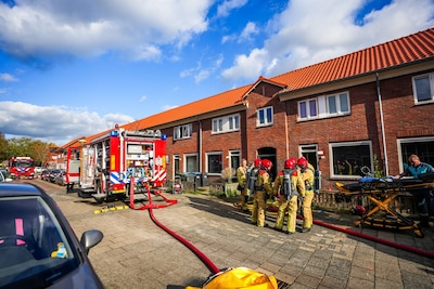 Zwaargewonde bewoonster uit huis gered in Eindhoven, vermoedelijk zelf aangestoken