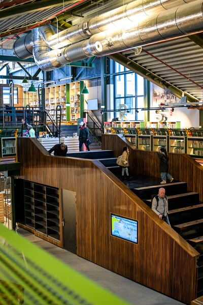https://images.bd.nl/ZjYzOTY4NWE2NmYyNTBiOGEyODUvZGlvLzI2OTIxNjA0MC9maXQtd2lkdGgvNDAw/bd20260129-2205-oss-het-interieur-van-het-warenhuis-met-o-a-de-bibliotheek