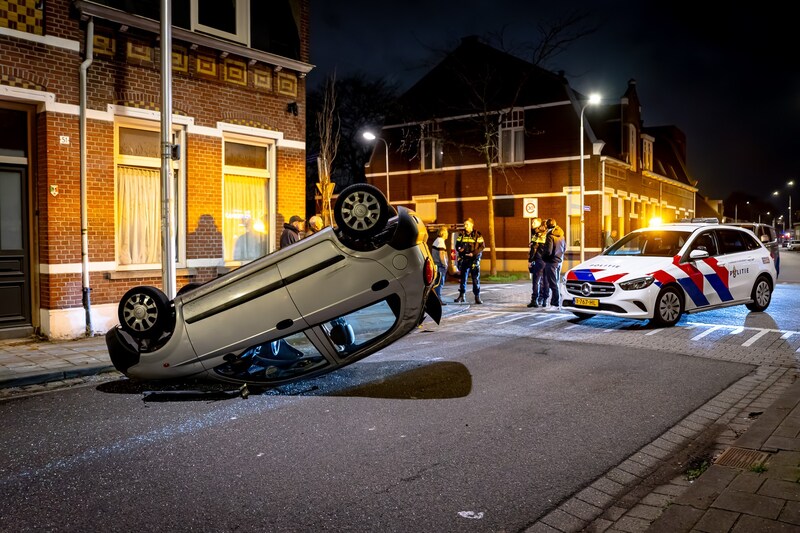 La voiture s'est retrouvée sur son toit.