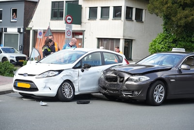 Bestuurder botst tegen zijkant van andere auto in Rijen, vrouw gewond