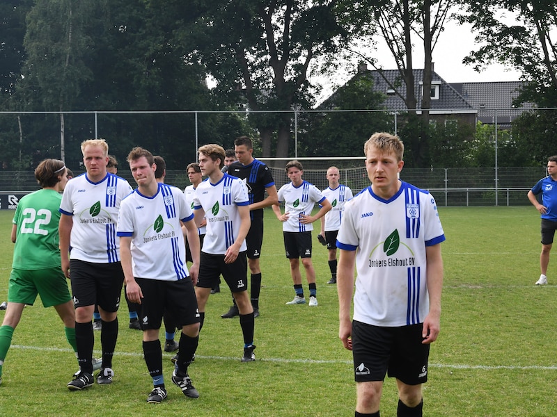Hectische week voor Den Dungen-trainer, die na strafschoppen verliest: 'Dit  was me het middagje wel' | Sport | BD.nl