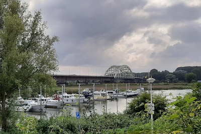 Met glijmiddel en slagroom naar seksaf­spraak met minderjari­ge jongen, politie wacht man (60) op: ‘