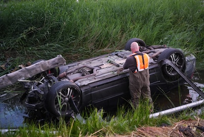 Man raakt gewond bij ongeval bij Waalwijk: auto belandt onde