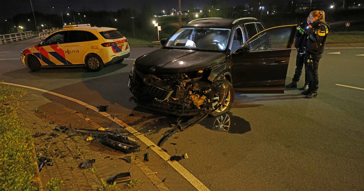 Bestuurder ziet rotonde over het hoofd en botst tegen betonblokken in Waalwijk