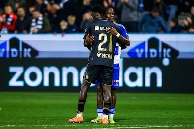 Broers Jamiro Monteiro en Ayoni Santos genieten van onvergetelijk familiemoment: ‘Kijk hoe mijn moeder erbij staat’