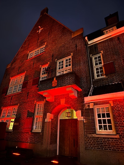 Gemeentehuis Boxtel kleurt oranje