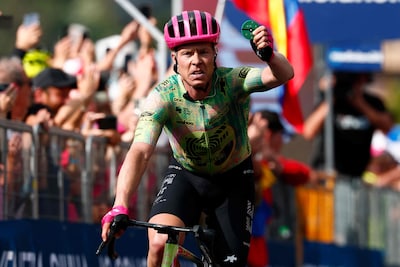 Deense routinier Michael Valgren komt met groene Pokémon over de streep na emotionele zege in Giro