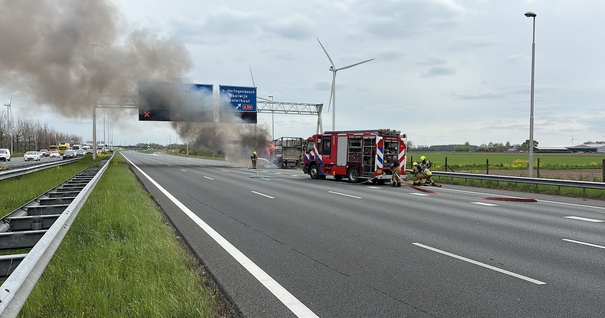 Bakwagen vliegt in brand op A16: rechterrijstrook richting Breda dicht